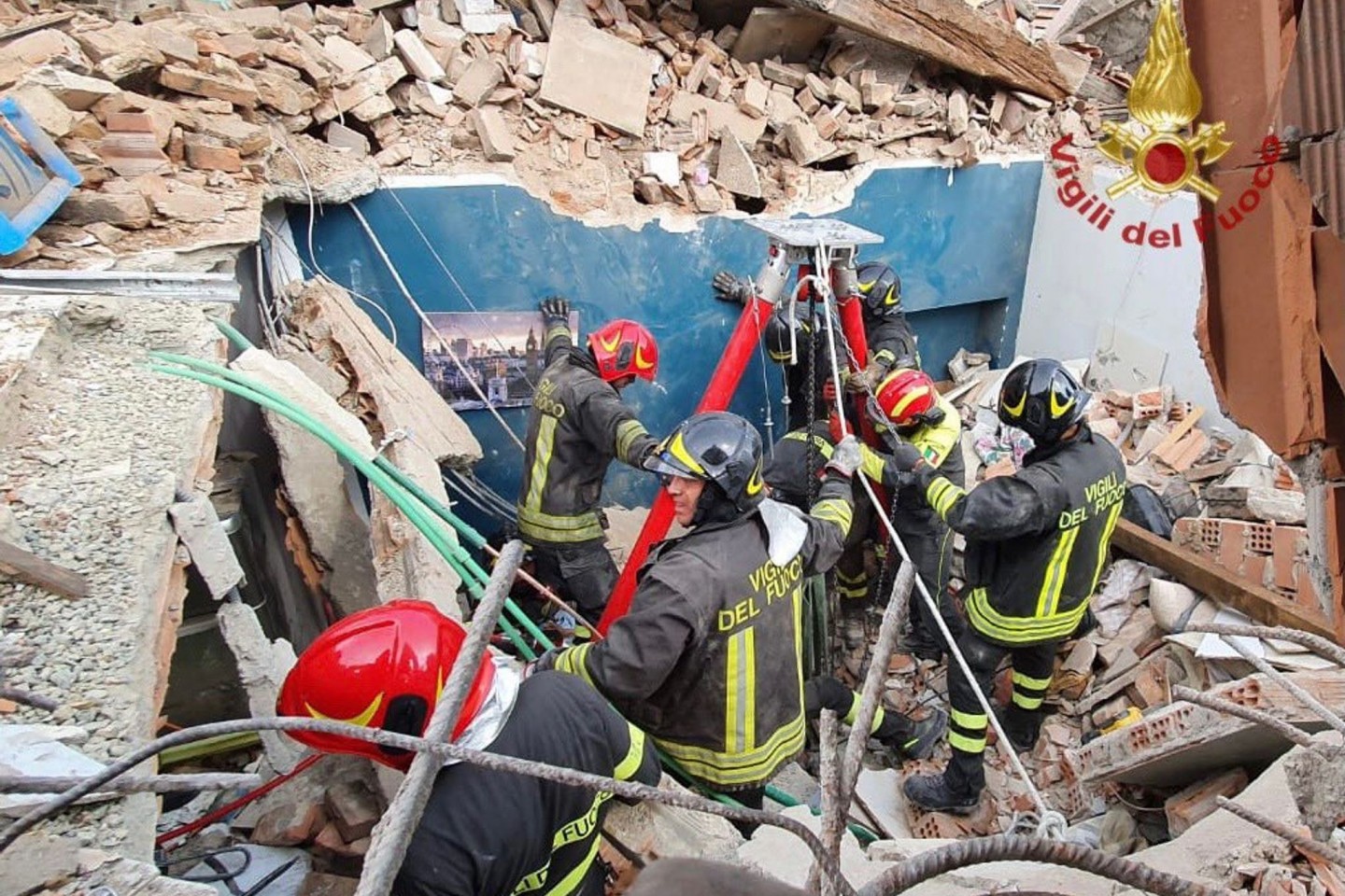 Rettungskräfte der Feuerwehr vor dem eingestürzten Wohnhaus in Turin.