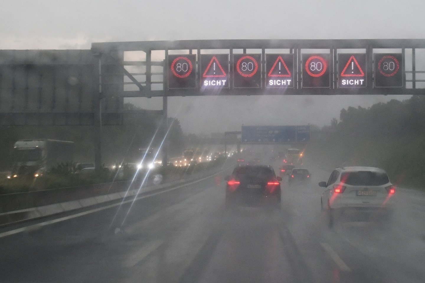 Starkregen auf der Autobahn A 9 Richtung München Zentrum. Erneut warnt der Wetterdienst vor Starkregen, Stürmen und Hegel in Bayern.