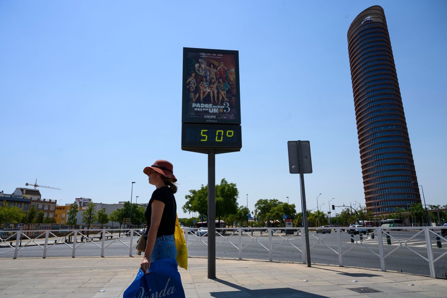 Ein öffentliches Thermometer zeigt in Sevilla eine Temperatur von 50 Grad an. Die derzeitige Gluthitze-Periode in Spanien soll mindestens bis zum kommenden Dienstag anhalten.