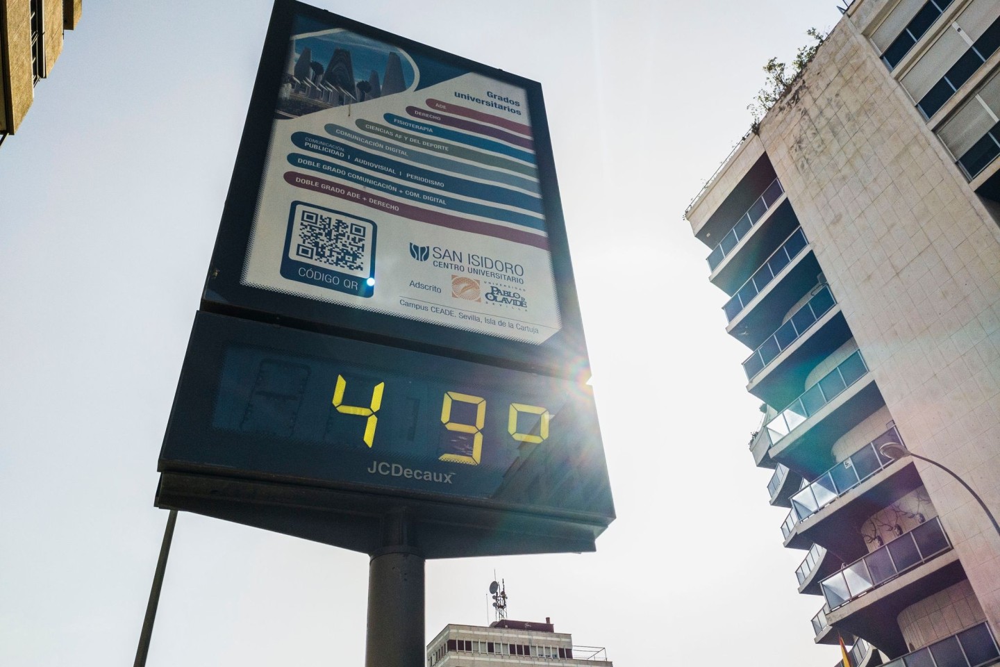 Ein öffentliches Thermometer im Zentrum von Sevilla zeigt eine Temperatur von 49 Grad Celsius an.
