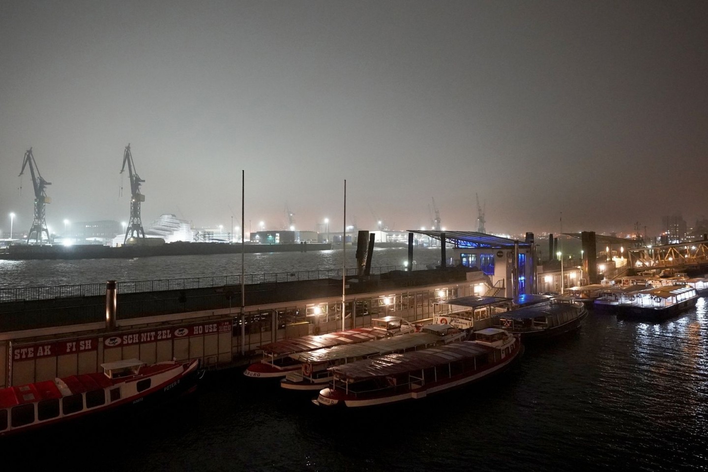 Am frühen Morgen im Hamburger Hafen.