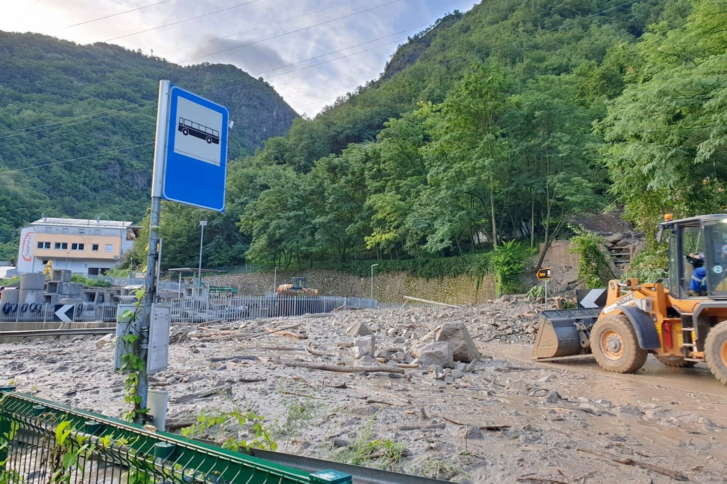 Aufnahmeort unbekannt: Nach einem Murenabgang ist eine Straße von Schlamm und Geröll verschüttet. Südtirol kämpft nach starkem Regen gegen Hochwasser.