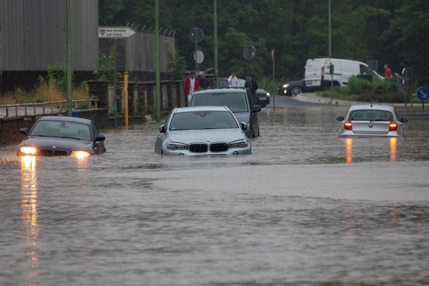 Mehrere Autos stecken nach Starkregen auf einer überfluteten Straße in Stolberg in NRW fest. Der Bach Vicht war über die Ufer getreten.