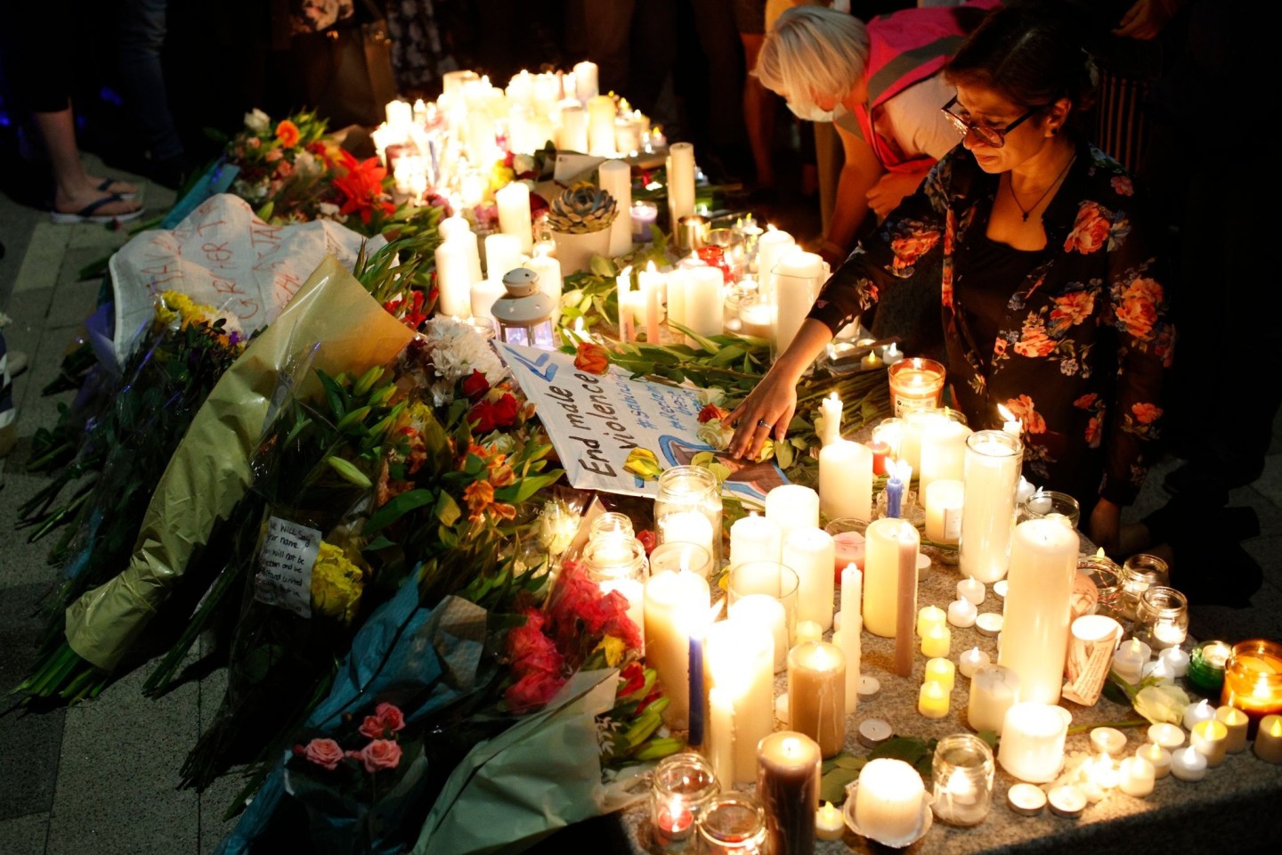 Bürgerinnen und Bürger in London nehmen an einer Mahnwache zum Gedenken an die getötete 28-Jährige teil.