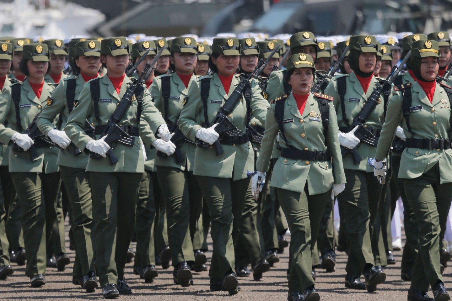 Soldatinnen der indonesischen Armee marschieren während einer Parade anlässlich des 74. Jahrestages der indonesischen Streitkräfte.