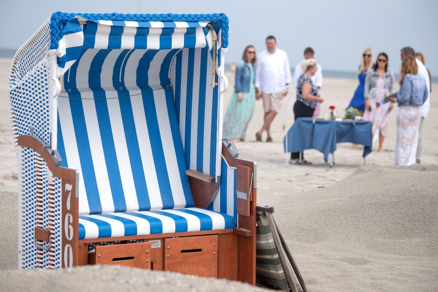 Ein Paar heiratet am Strand von Juist. Heiraten mit Sand unter den Füßen wird an der Nordseeküste immer beliebter.