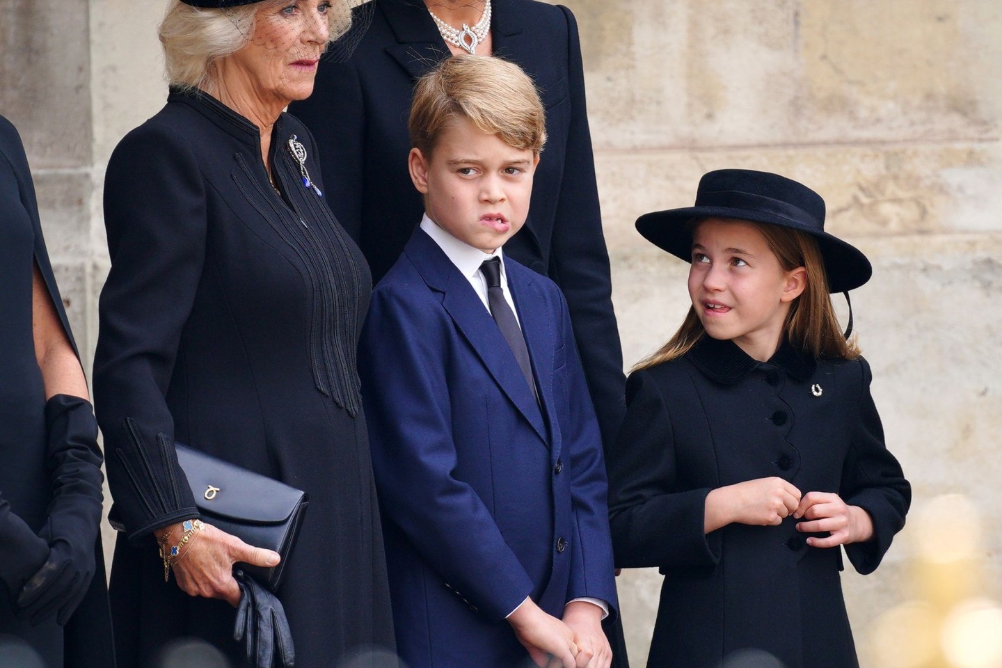 Königsgemahlin Camilla, Prinz George und Prinzessin Charlotte verlassen die Westminster Abbey nach dem Staatsakt vor der Beisetzung von Königin Elizabeth II.