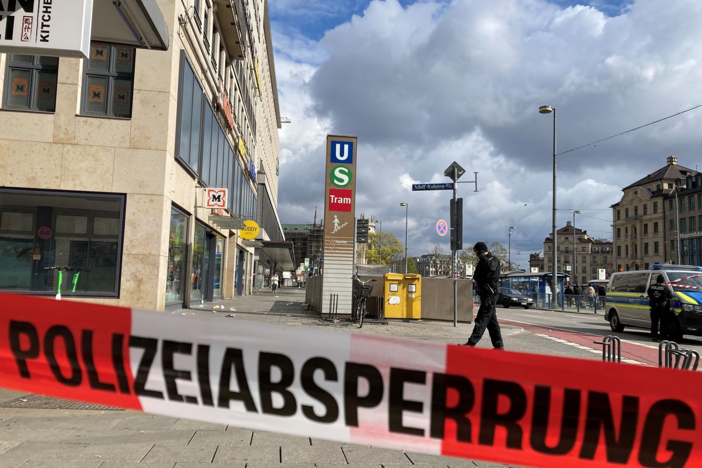Nach einem Tötungsdelikt in der Münchner Innenstadt hat die Polizei den Tatort abgesperrt.