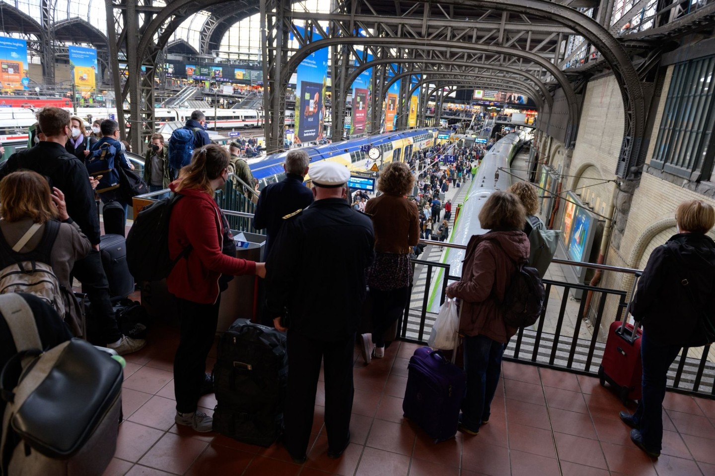Reisende warten im Hamburger Hauptbahnhof auf ihre Züge. Wegen eines Kabelbrandes kommt es im Fernverkehr zu starken Beeinträchtigungen.