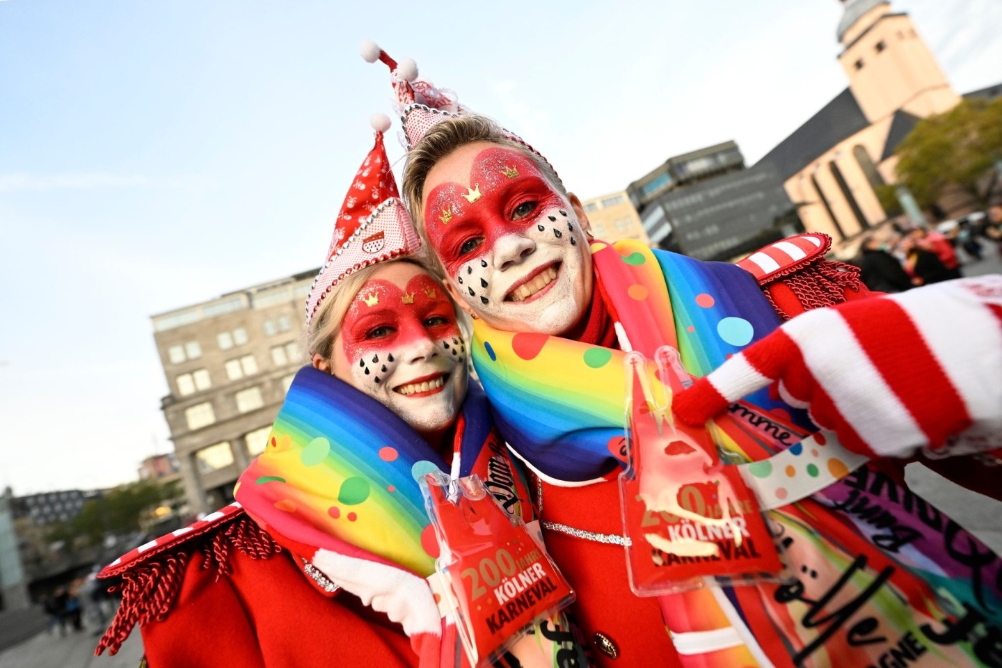Karnevalisten feiern vor dem Dom in Köln. Soll Karneval Unesco-Kulturerbe werden?