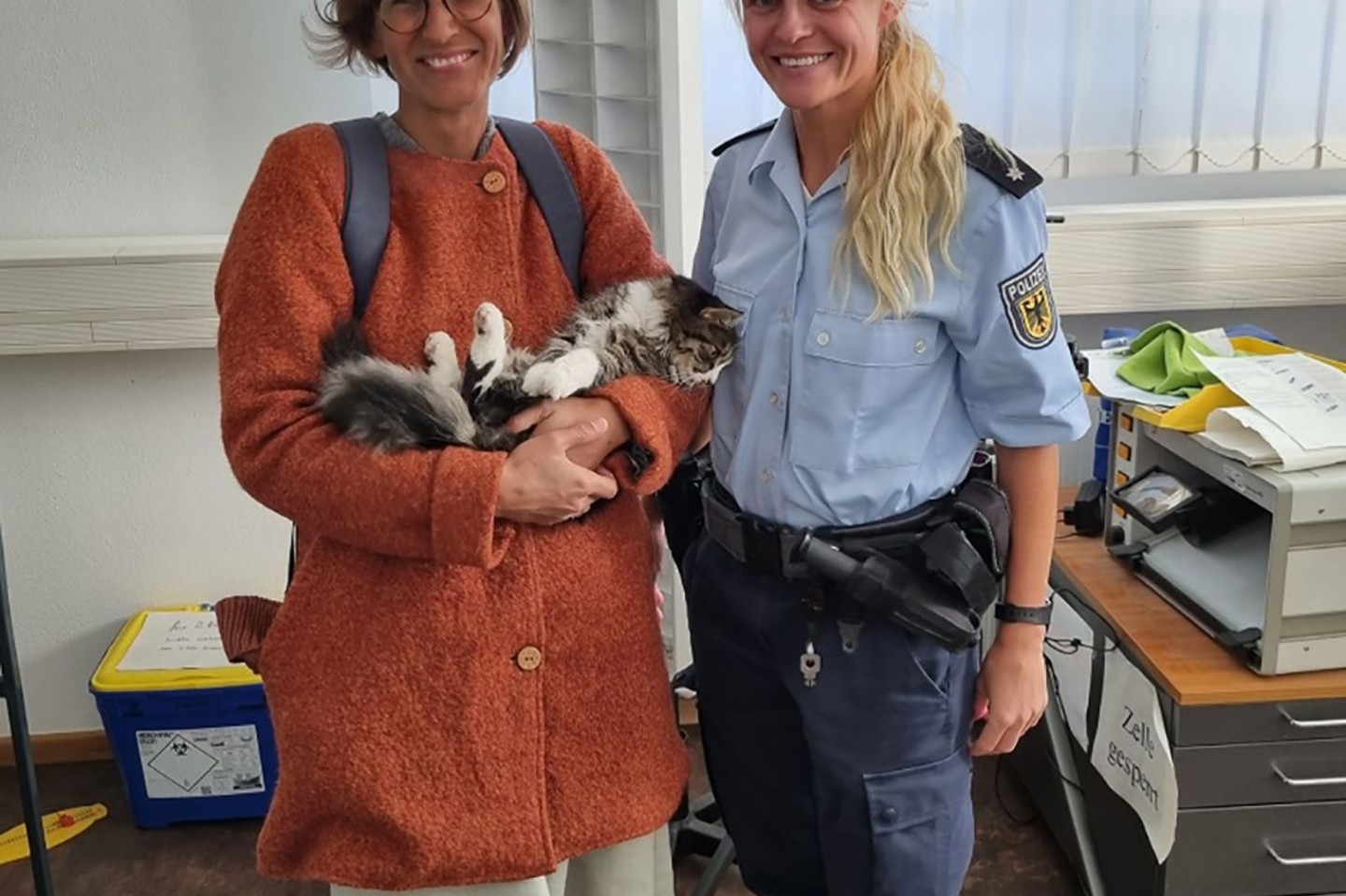 Katzenbesitzerin Alina Huber (l) mit Polizeikommissarin Elisabeth Sitka (r) und Katze «Rosie» nach deren Bahnreise von Regensburg zum Münchner Flughafen und zurück.