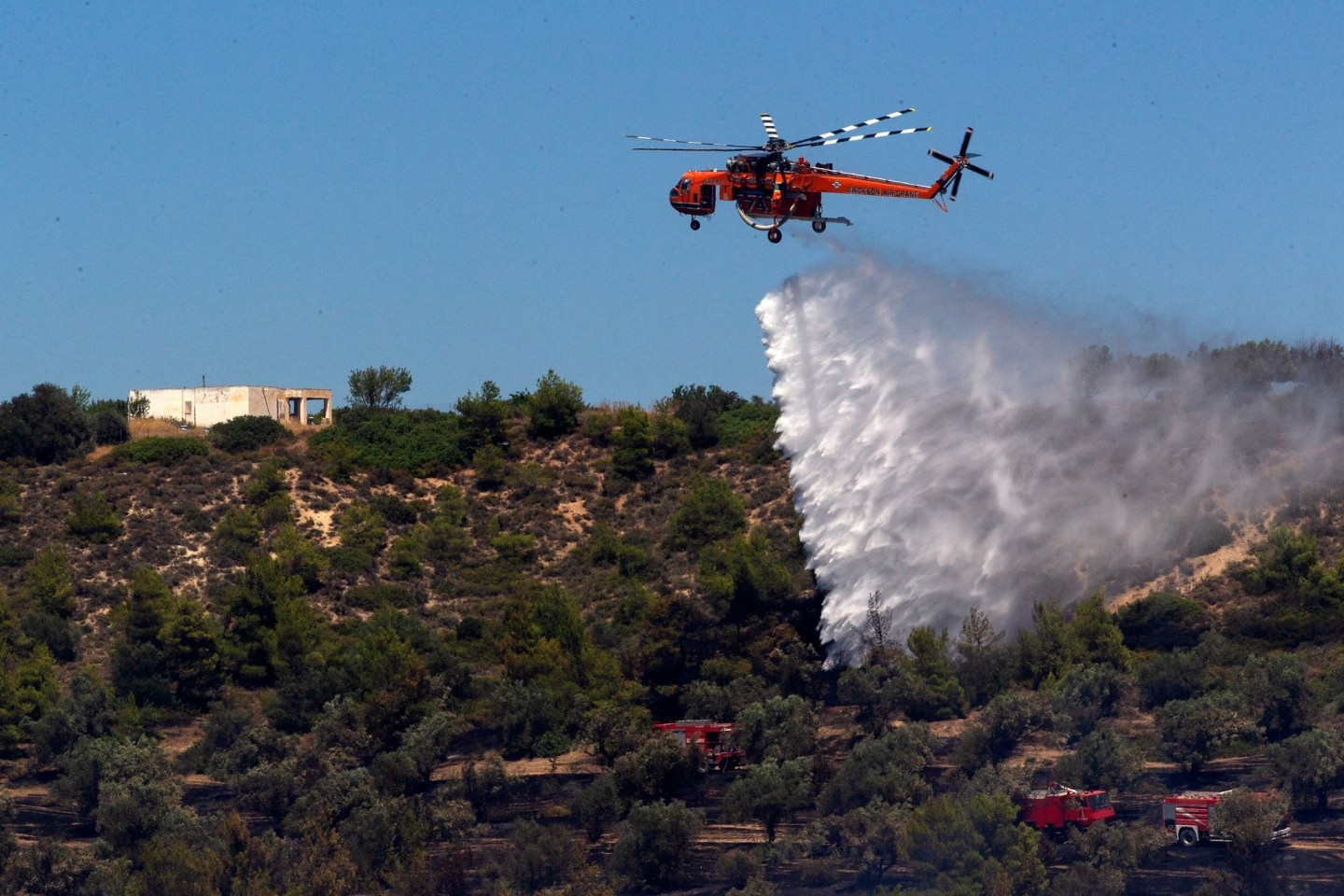 Ein Löschhubschrauber bekämpft einen Brand in Griechenland.