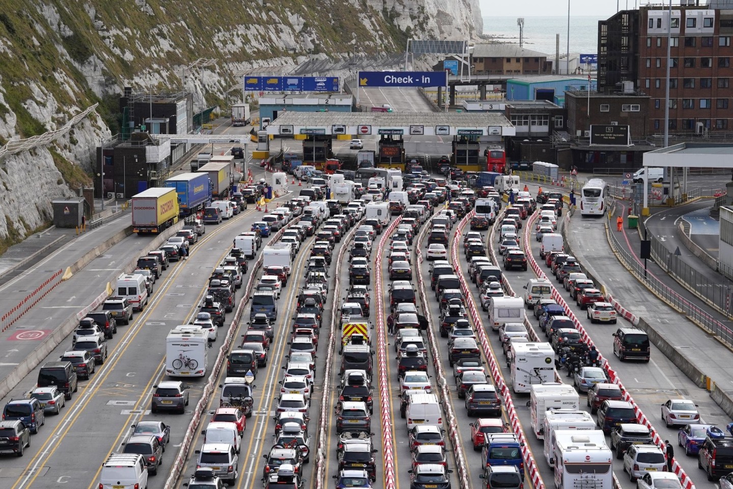 Autos stehen an der Abfertigung im Hafen von Dover zu Beginn der Sommerferien in England und Wales Schlange.