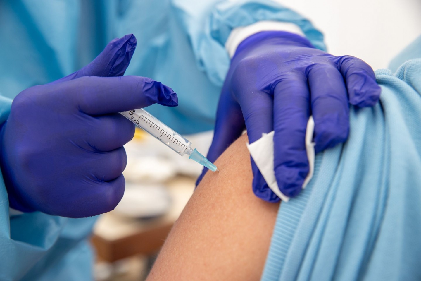 Eine Krankenschwester verabreicht eine Impfung gegen das Coronavirus.