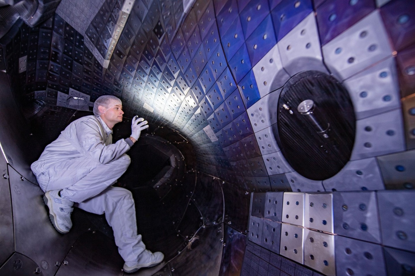 Blick auf Kohlestoff-Kacheln im ringförmigen Plasmagefäß des Forschungsreaktor «Wendelstein 7-X».