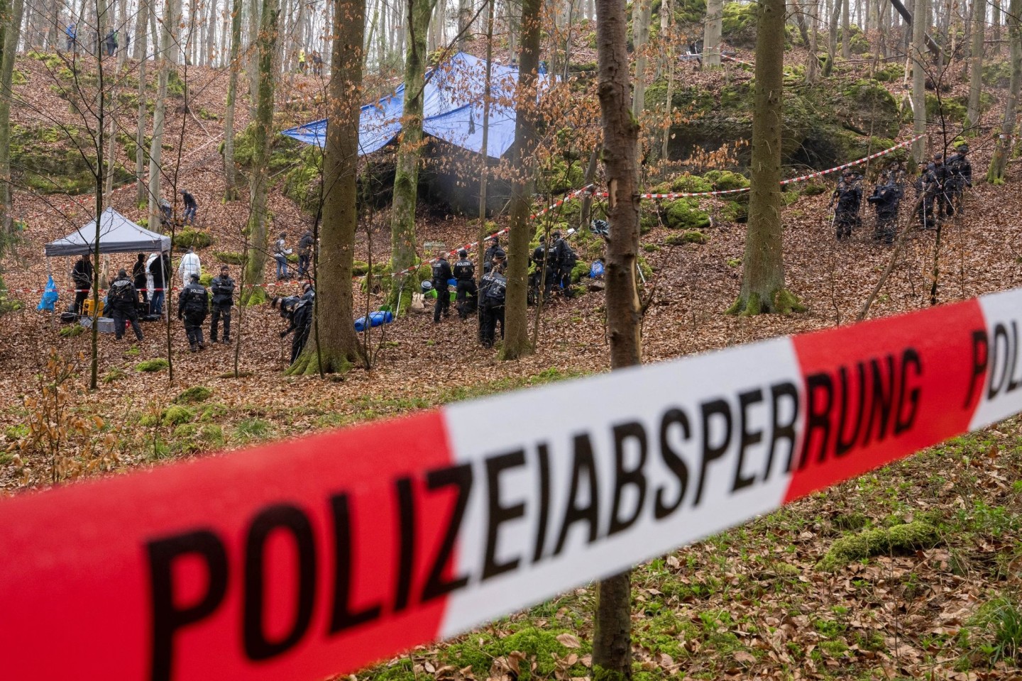 Polizisten suchen im Wald nach Überresten der seit 1995 vermissten und vermutlich ermordeten Münchnerin Sonja Engelbrecht.