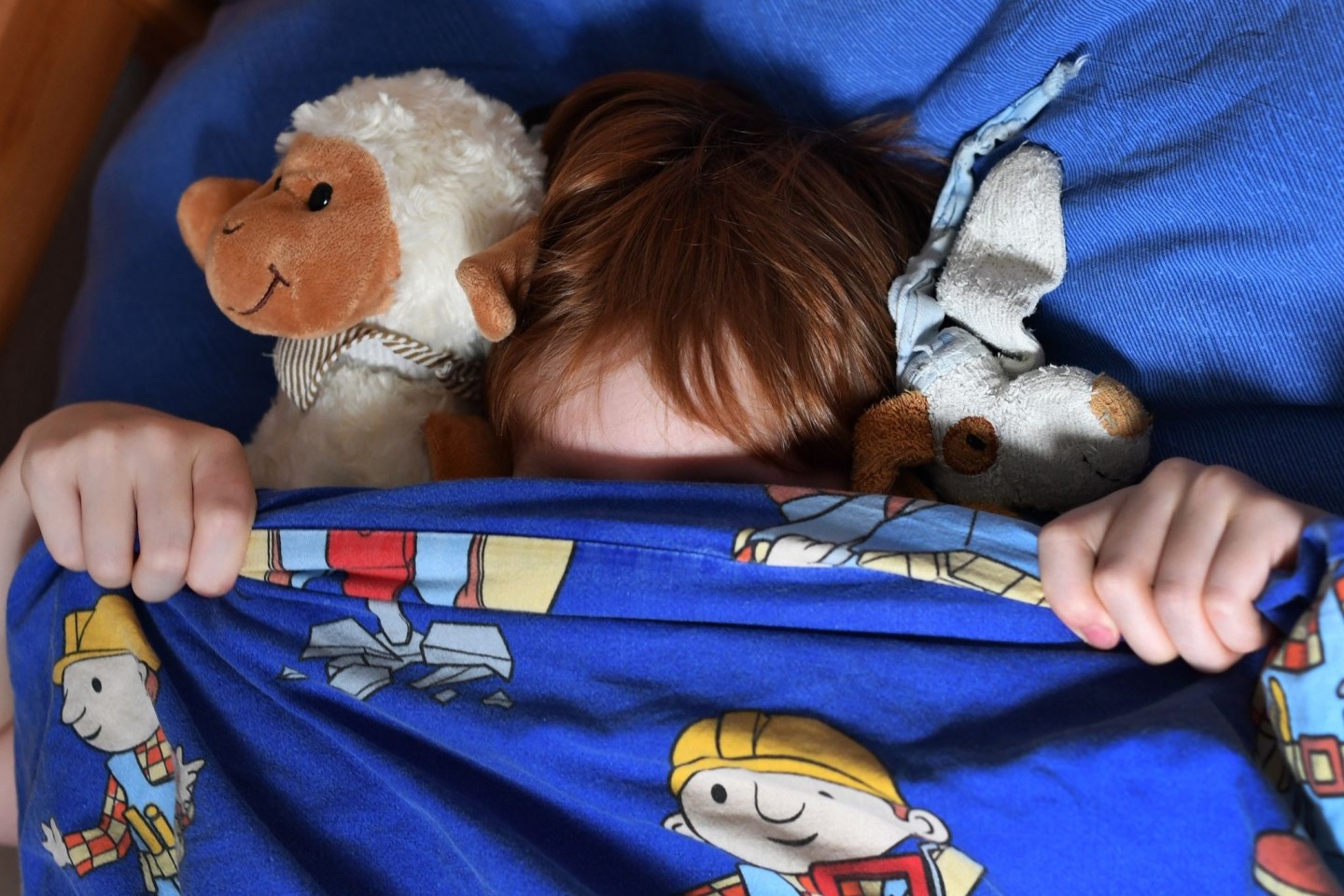 Manchmal fällt das Einschlafen schwer. Kinderärzte empfehlen Einschlafroutinen statt frei käuflicher Mittelchen.