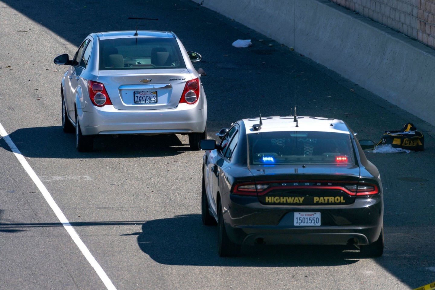 Ein Chevrolet Sonic (l.) am 21. Mai auf dem Seitenstreifen des Freeway 55 in Orange, nachdem Schüsse gefallen waren.