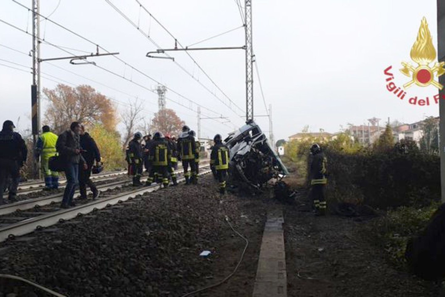 Handout der italienischen Feuerwehr zeigt einen Blick auf die Unfallstelle. Ein Kleinbus war von der Fahrbahn abgekommen, auf Bahngleise geraten und von einem Zug erfasst worden.