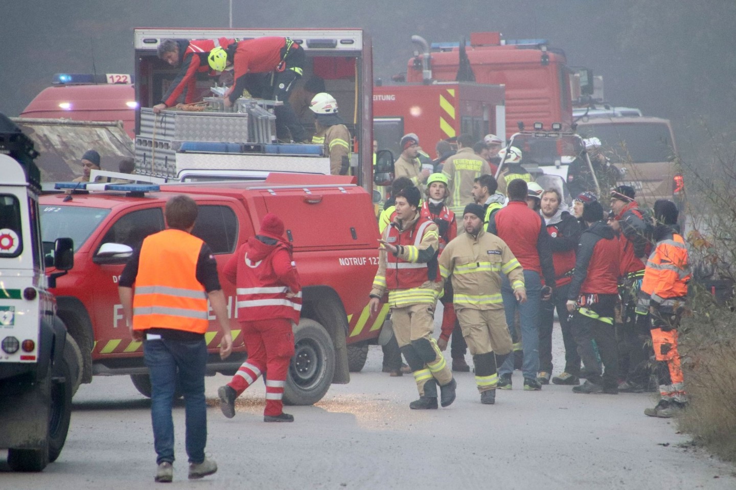 Einsatzkräfte der Rettungsdienste, der Feuerwehr und Polizei sind an der Unfallstelle: Ein Pilot ist beim Absturz seines Kleinflugzeuges im österreichischen Bundesland Vorarlberg ums Lebe...