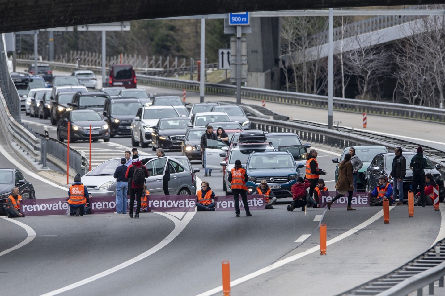 Klimaaktivisten von der Gruppe «Renovate Switzerland» haben sich auf der Fahrbahn vor dem Nordportal des Gotthardstraßentunnels festgeklebt.