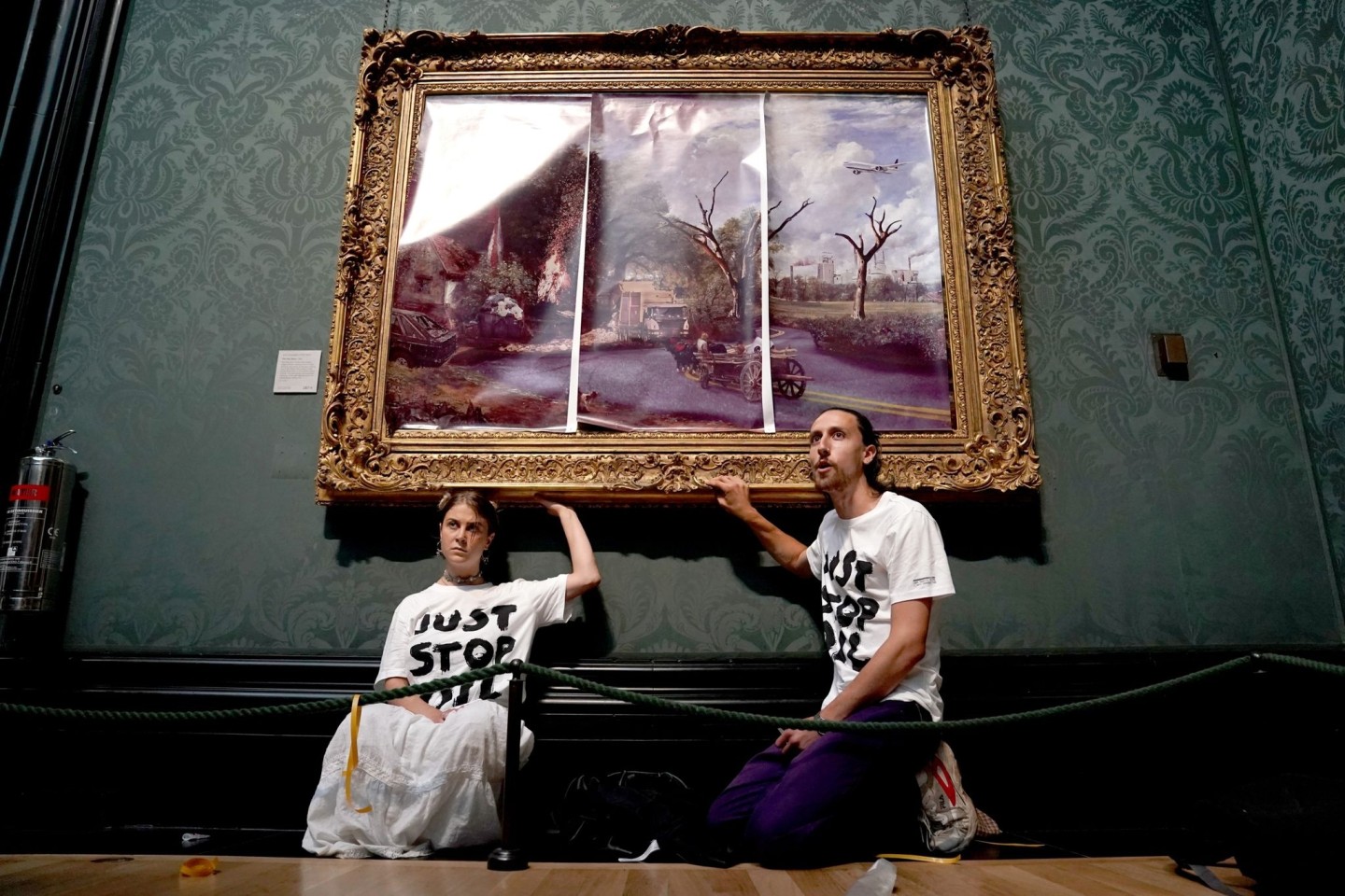 Klimaaktivisten der Organisation Just Stop Oil haben ihre Hände an den Rahmen des Gemäldes «The Hay Wain» von John Constable geklebt, das sie zunächst mit einer auf Poster gedruckten dy...