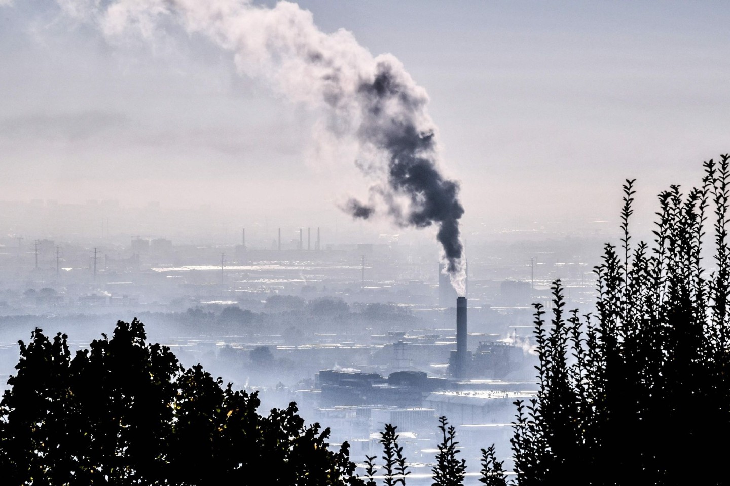 Rauch steigt aus einer Fabrik im Südosten Frankreichs. Klimaschutzmaßnahmen können schon in den kommenden Jahren einen Nutzen für die Volkswirtschaft haben - durch eine Verringerung der ...