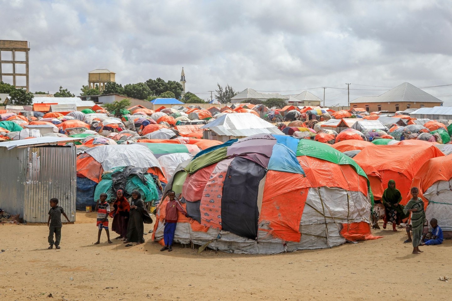 Somalische Kinder, die aus den von der Dürre betroffenen Gebieten geflohen sind, in einem Lager für Vertriebene am Stadtrand von Mogadischu.