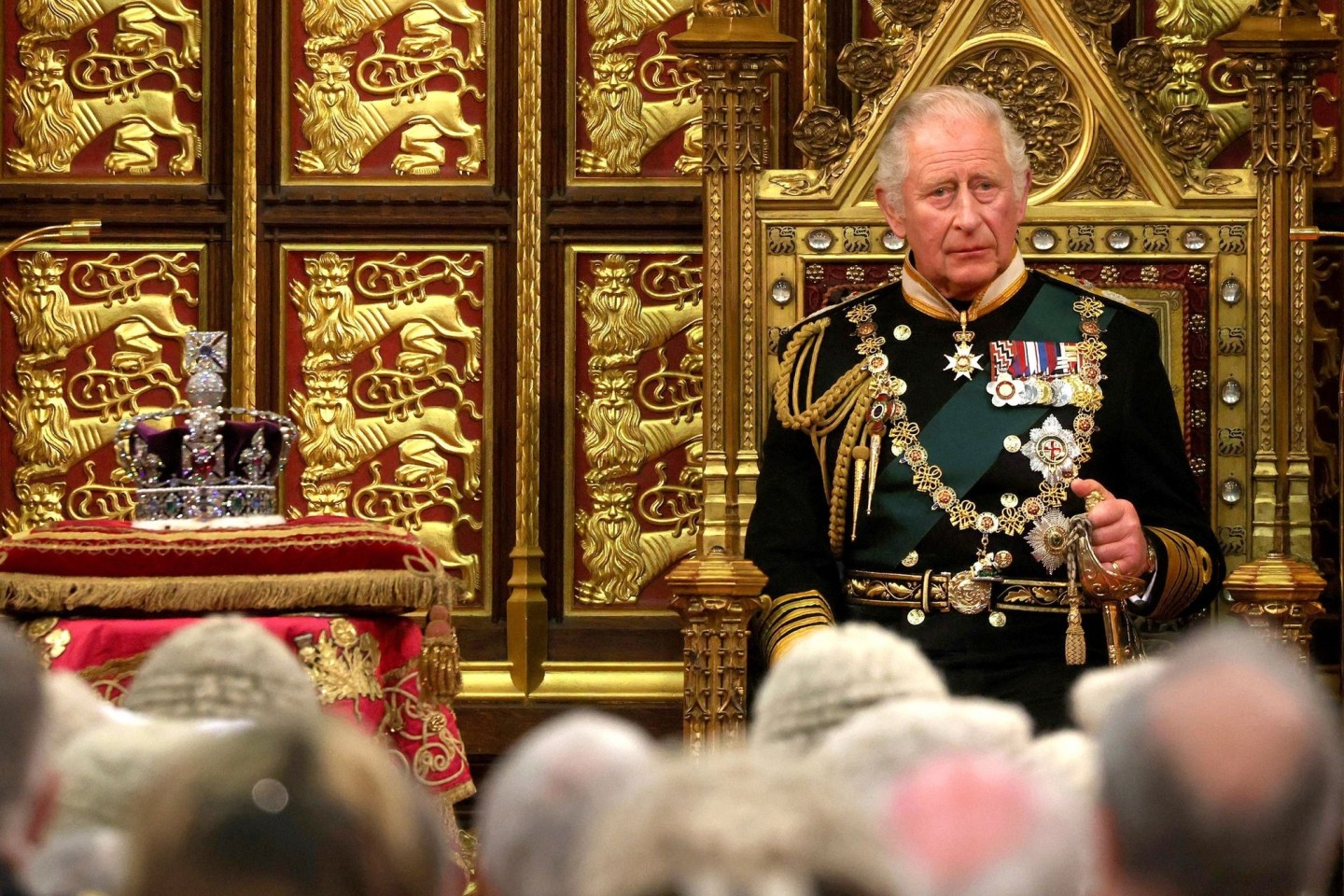 Charles III. verliest im Mai die Rede der Königin zur Eröffnung der neuen Sitzungsperiode des Parlaments im House of Lords - neben ihm liegt die Imperial State Crown auf einem Kissen.
