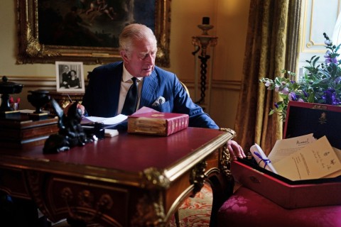 König Charles erstmals mit Red Box zu sehen