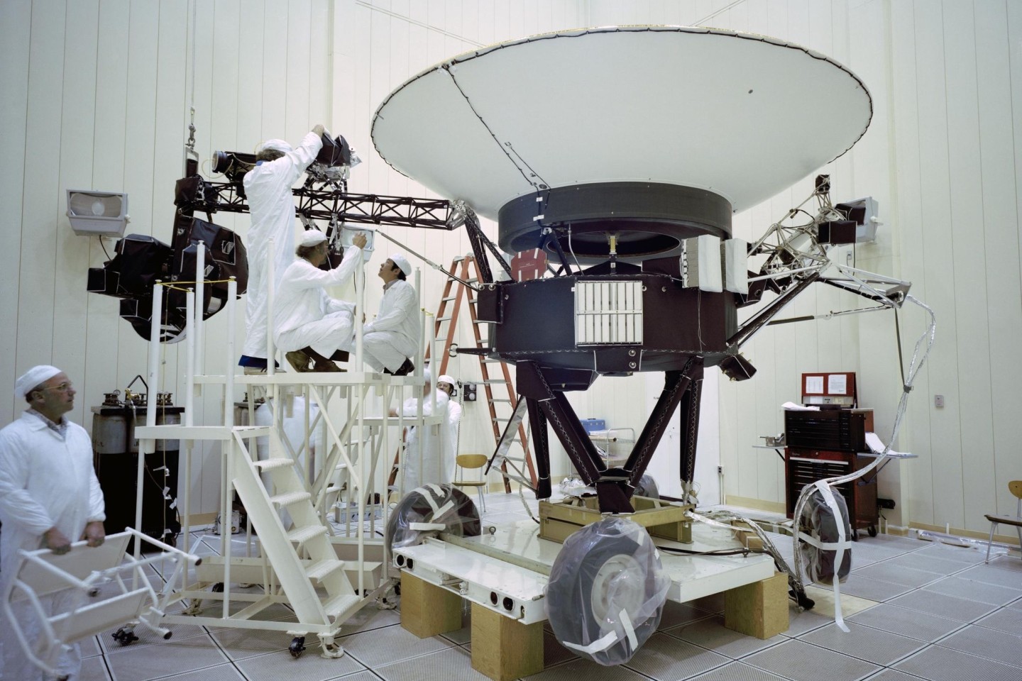 Ingeneure Arbeiten an der «Voyager 2» (Archivbild). Die Nasa hatte zwischenzeitlich den Kontakt zur Raumsonde verloren.