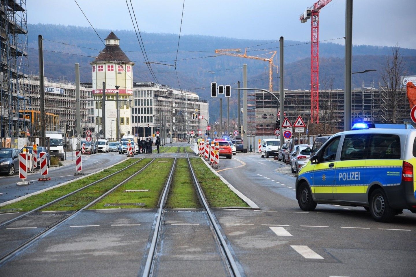 Polizisten sperren den Fundort einer Weltkriegsbombe in Heidelberg ab.