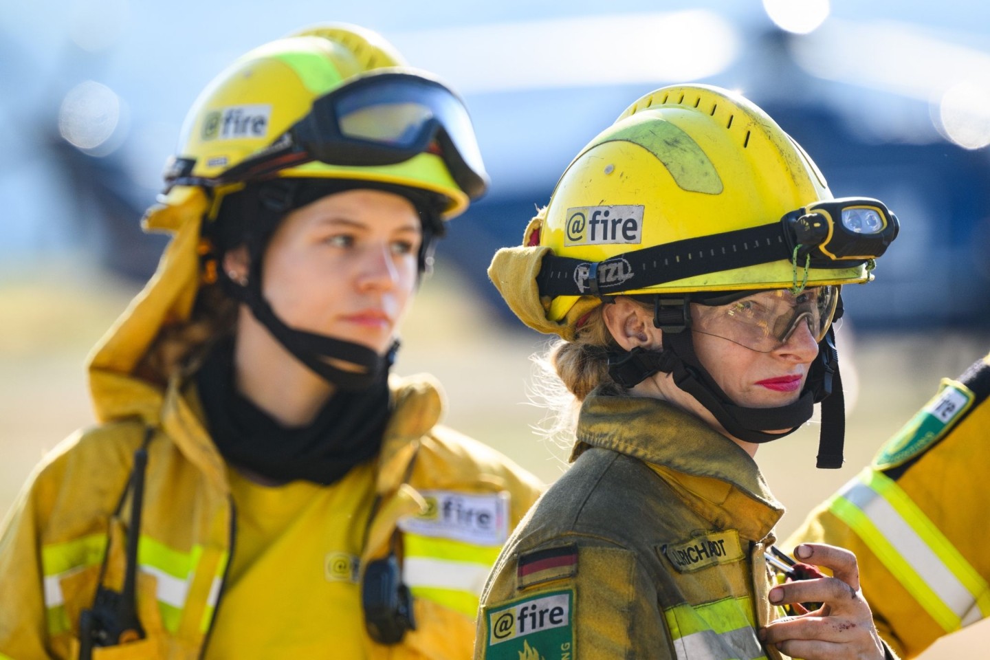 Julia Richardt (r), freiwillige Feuerwehrfrau bei dem Internationalen Katastrophenschutz Deutschland „@fire“, im Einsatz in der Sächsischen Schweiz.