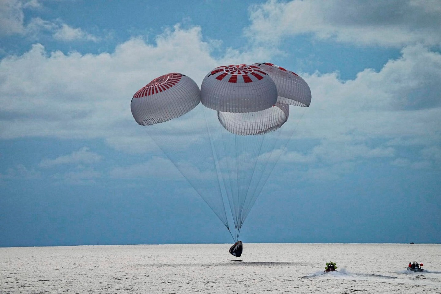 Eine SpaceX-Kapsel mit vier Personen an Bord geht vor der Küste Floridas in den Atlantik nieder.
