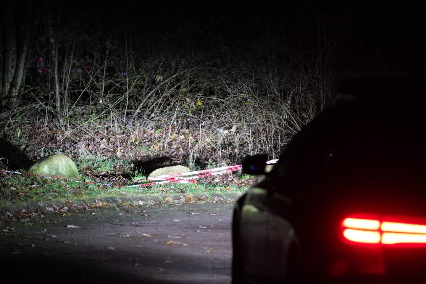Der Fundort der Leiche in Kaltenkirchen ist von der Polizei mit Flatterband abgesperrt worden.