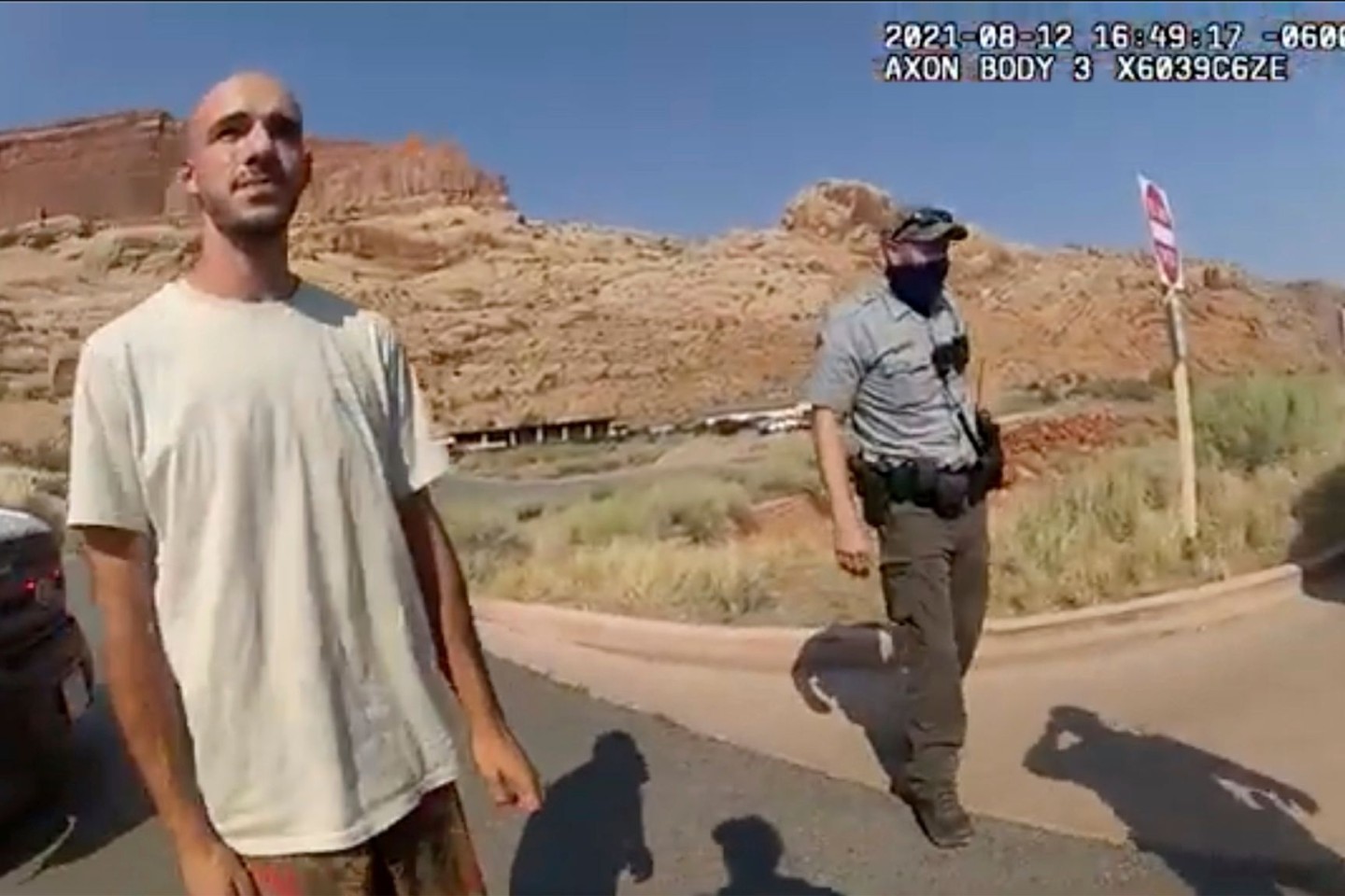 Dieses Archivfoto vom 12. August 2021 aus einem von der Polizei von Moab, Utah, zur Verfügung gestellten Video zeigt den Freund von Gabby Petito im Gespräch mit einem Polizeibeamten.