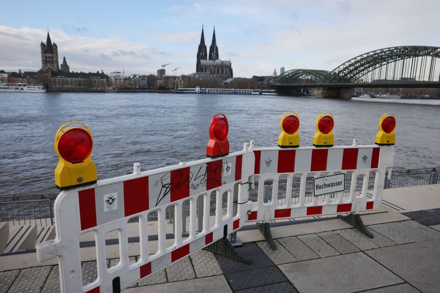 Der Wasserstand im Rhein bei Köln steigt momentan an.