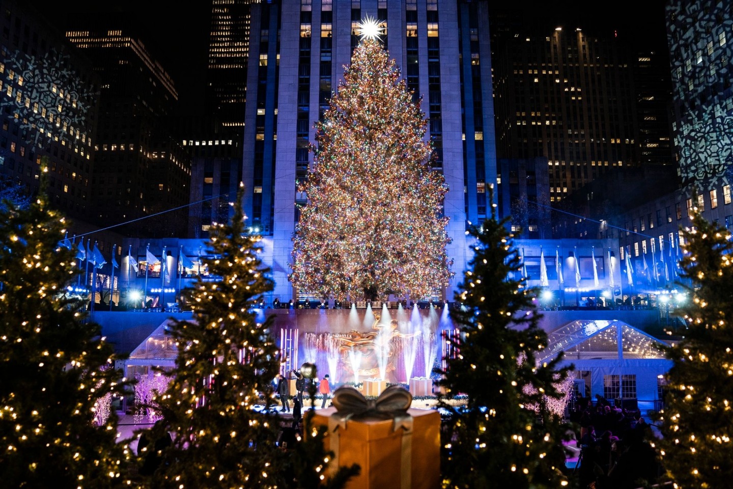 Im Rockefeller Center leuchtet der Weihnachtsbaum.