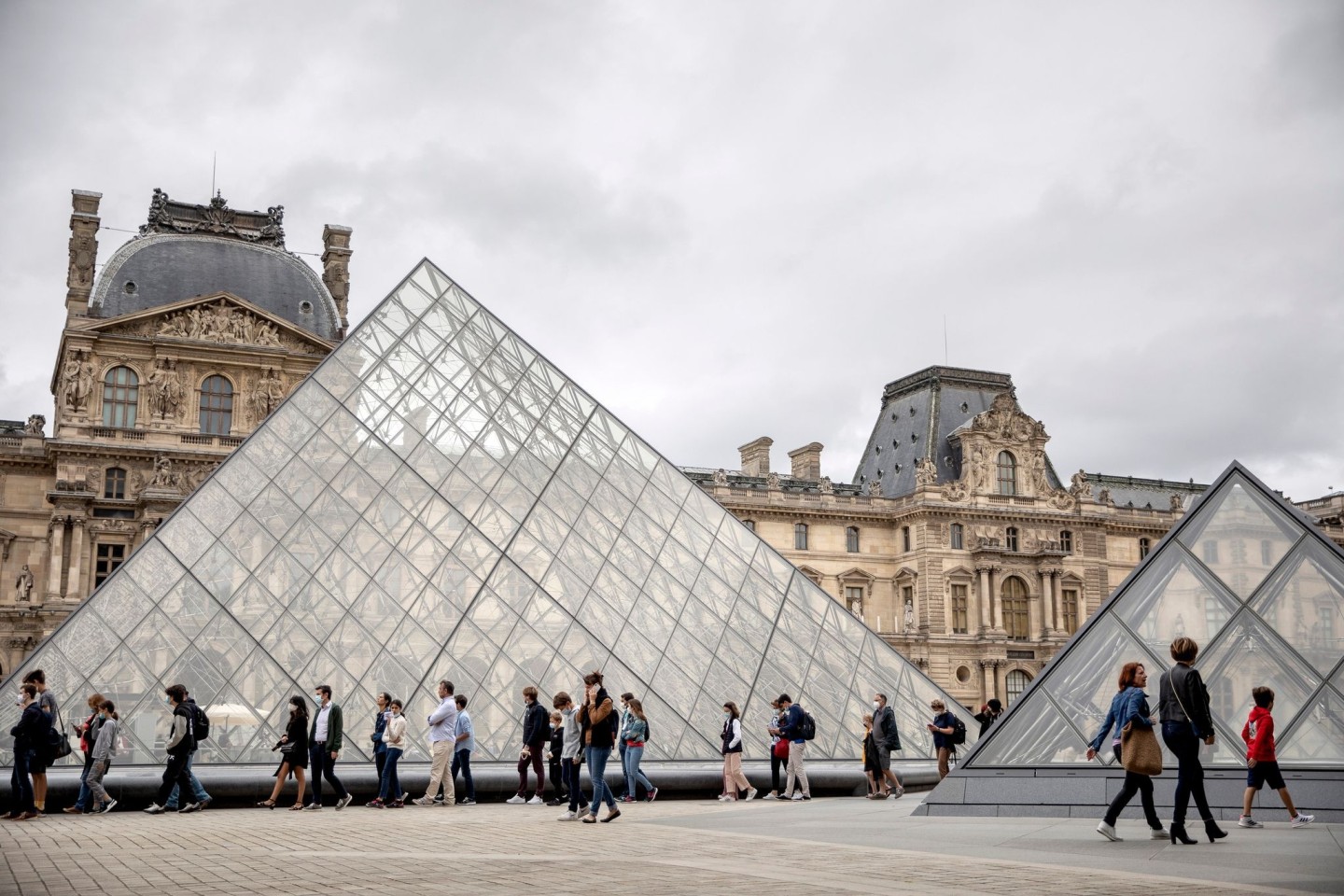 Im Louvre in Paris geht das Licht am Abend früher aus als gewohnt.