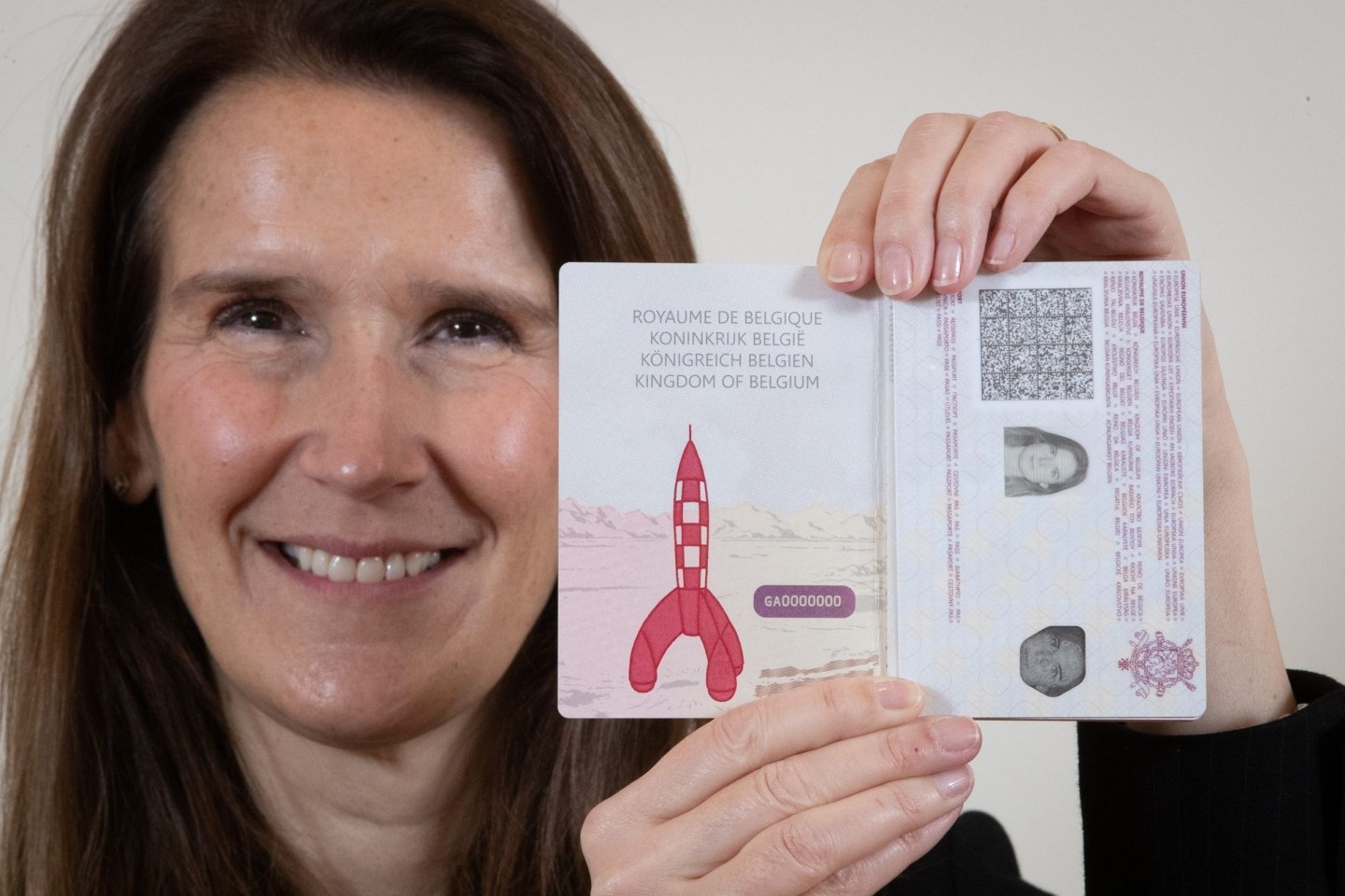 Die belgische Außenministerin Sophie Wilmes mit dem neuen belgischen Reisepass mit einer Zeichnung der Rakete von 