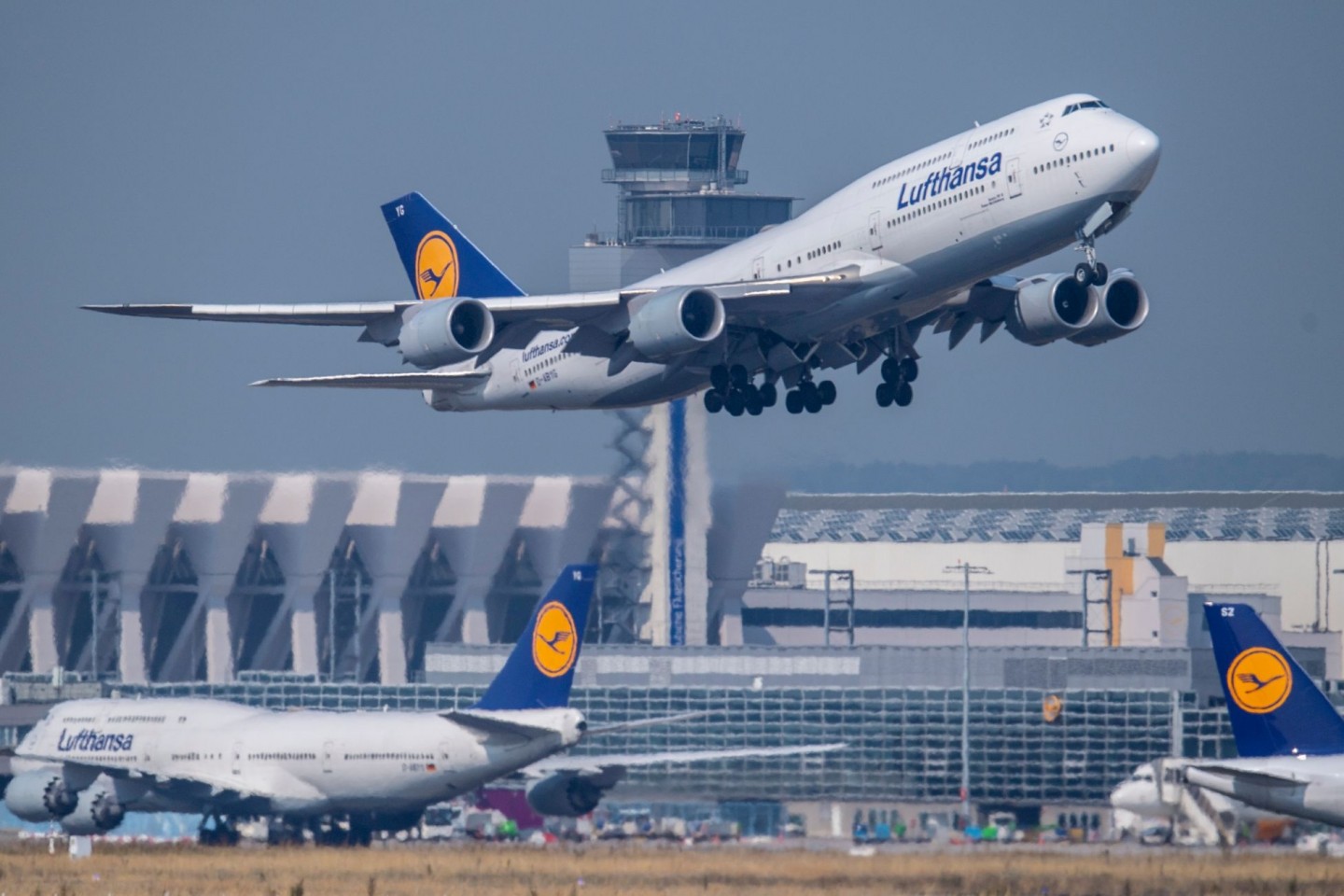 Wie Gäste künftig an Bord begrüßt werden, entscheidet nach Angaben der Lufthansa die Kabinenchefin oder der Kabinenchef.