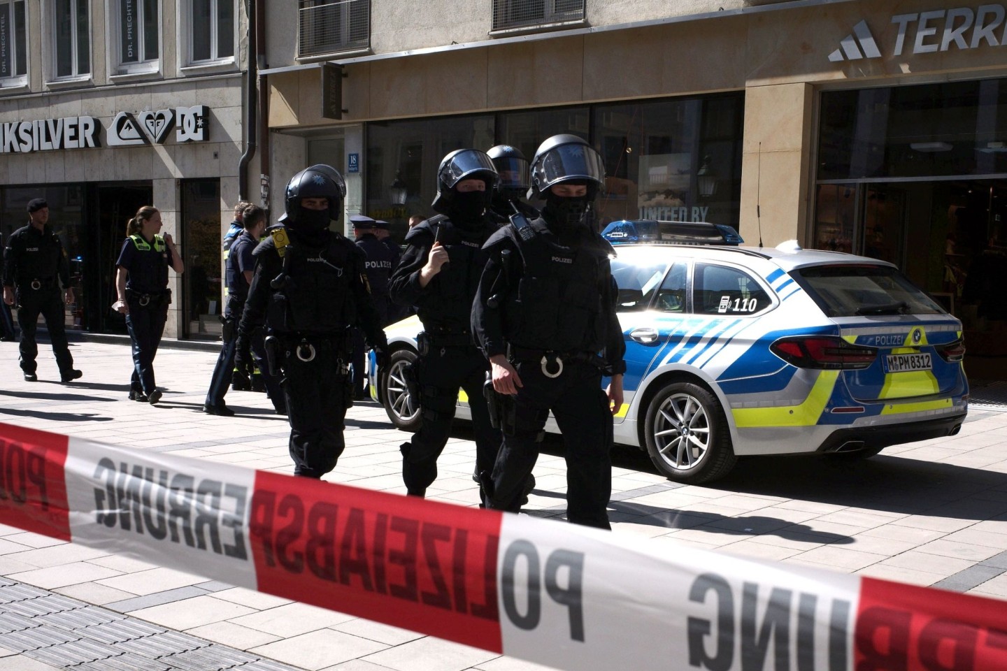 Großeinsatz der Polizei am Donnerstag in München nach einem blutig ausgetragenen Streit zwischen Nachbarn.