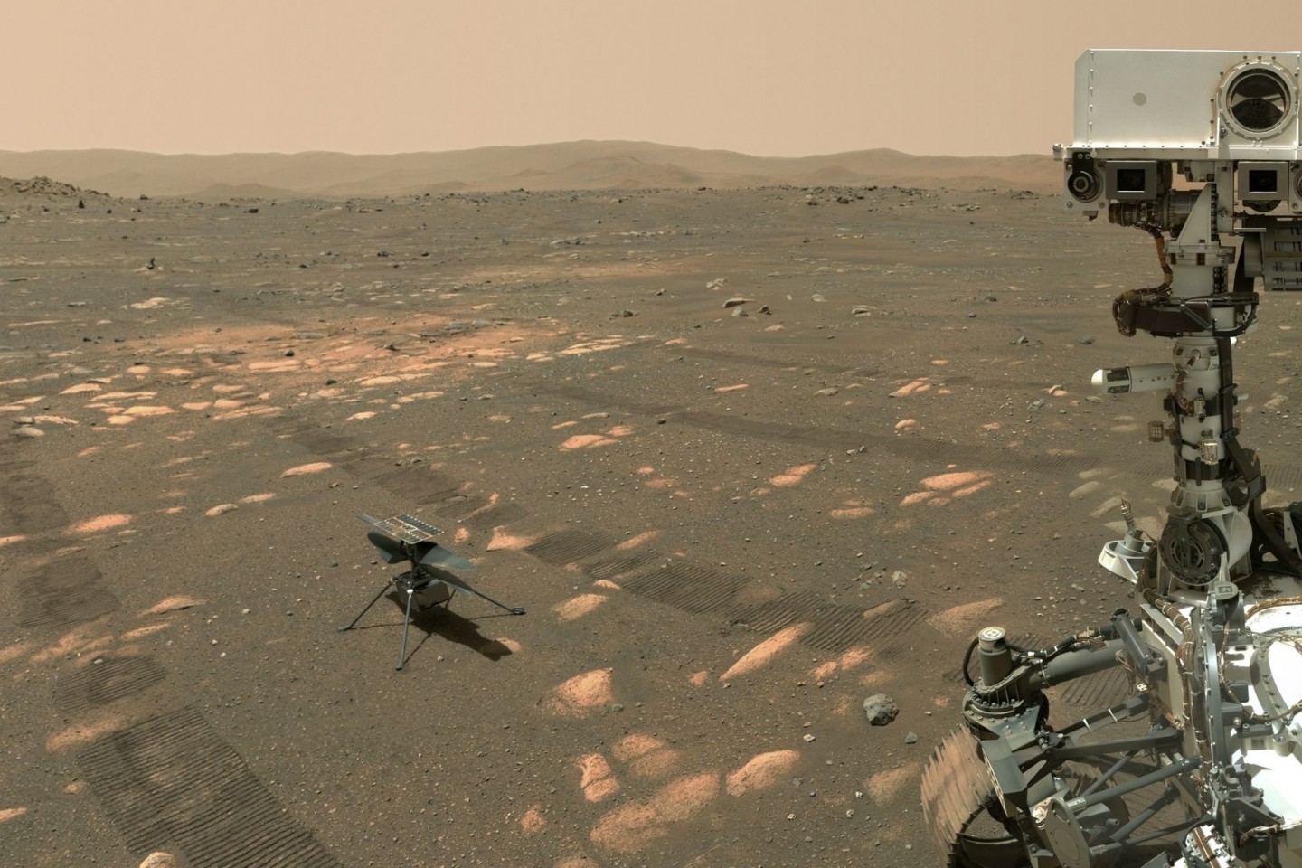 Der US-Rover «Perseverance» (r) neben dem Mini-Hubschrauber «Ingenuity» auf dem Mars.