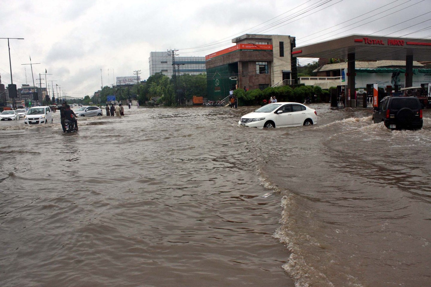 Überschwemmte Straßen nach schweren Monsunregenfällen in Lahore.