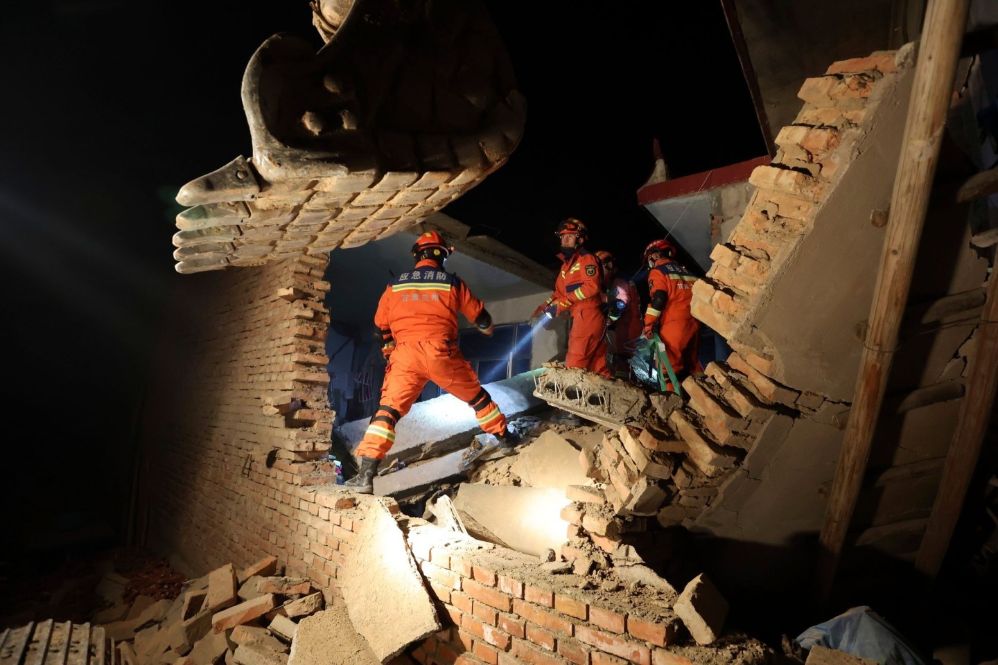 Rettungskräfte suchen in den Trümmern eines Hauses in Gansu nach Überlebenden.