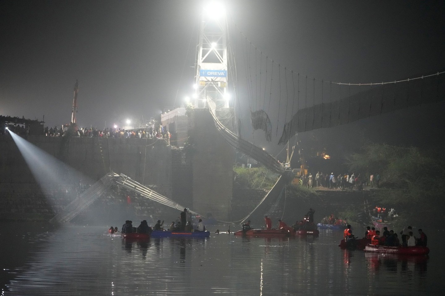 Eine Hängebrücke stürzte im indischen Morbi in den Fluss und riss Hunderte Menschen in die Tiefe.