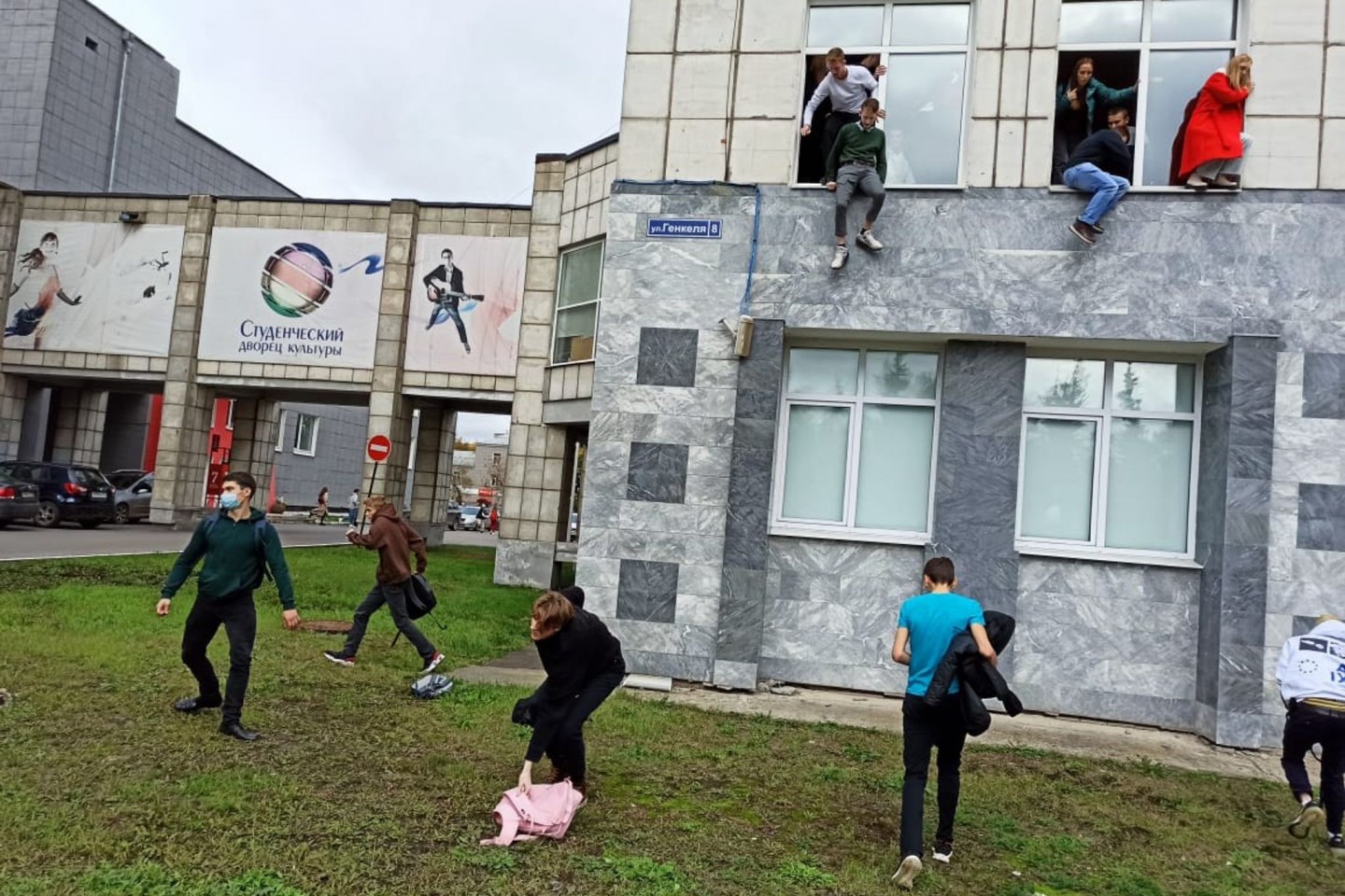 Studenten springen aus Fenstern der Universität in Perm.