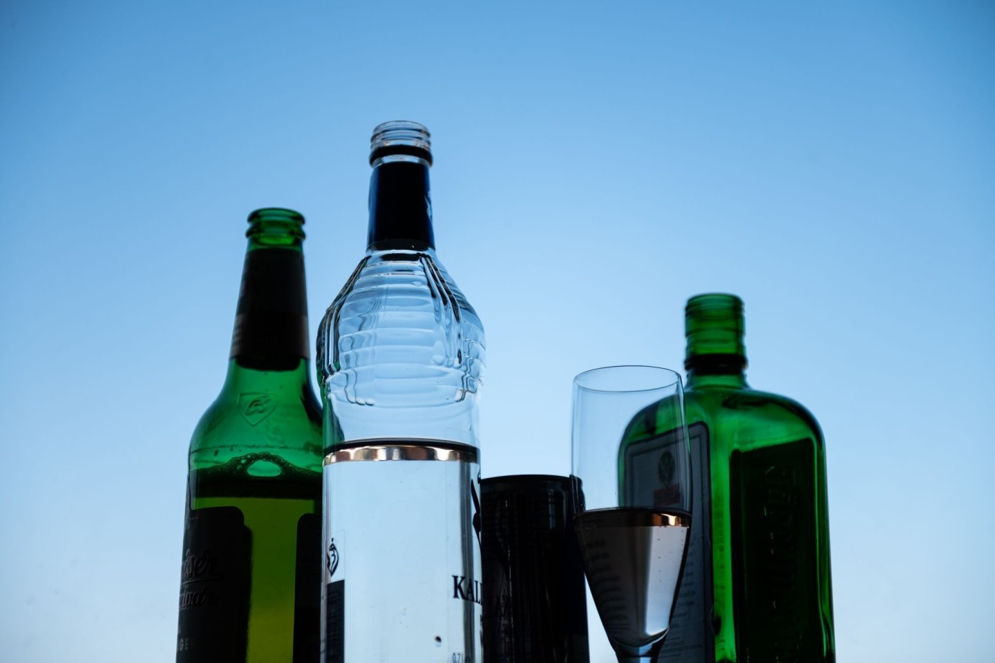 Eine große Mehrheit der Deutschen ist der Meinung, dass Alkoholwerbung auf eine Gesundheitsgefährdung hinweisen sollte.