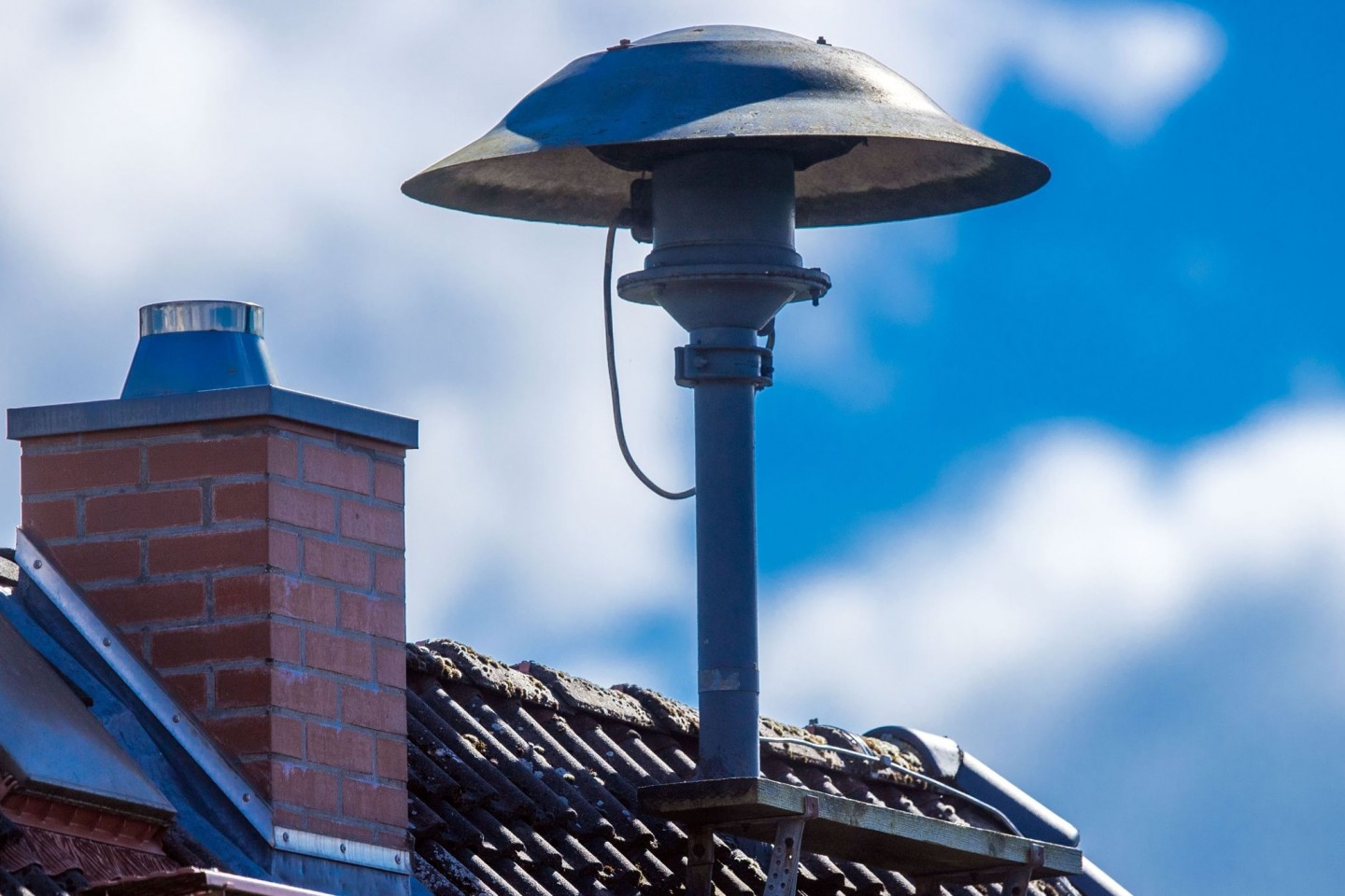 Eine Alarmsirene steht auf einem Hausdach. Eine große Mehrheit der Deutschen hält Sirenen für ein geeignetes Mittel, um Menschen vor Katastrophen zu warnen.