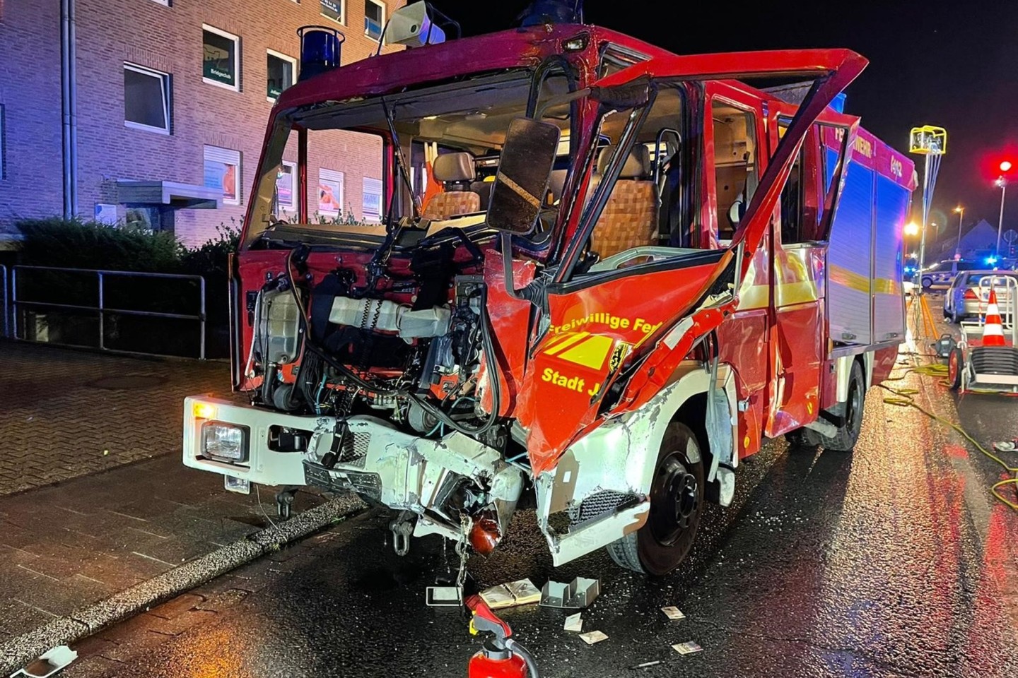 Das Löschfahrzeug der Feuerwehr wurde bei der Kollision schwer beschädigt.